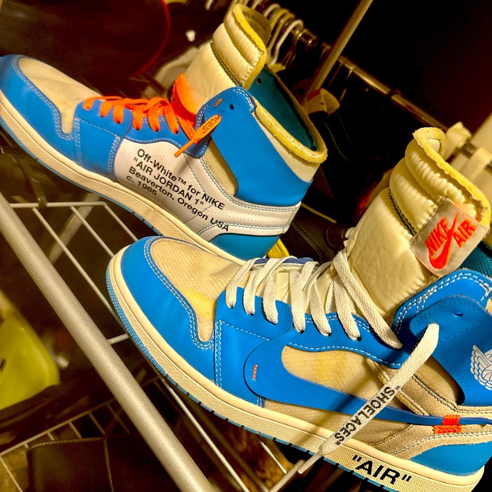 I am selling a worn pair of Air Jordan retro 1s x "off white" UNC